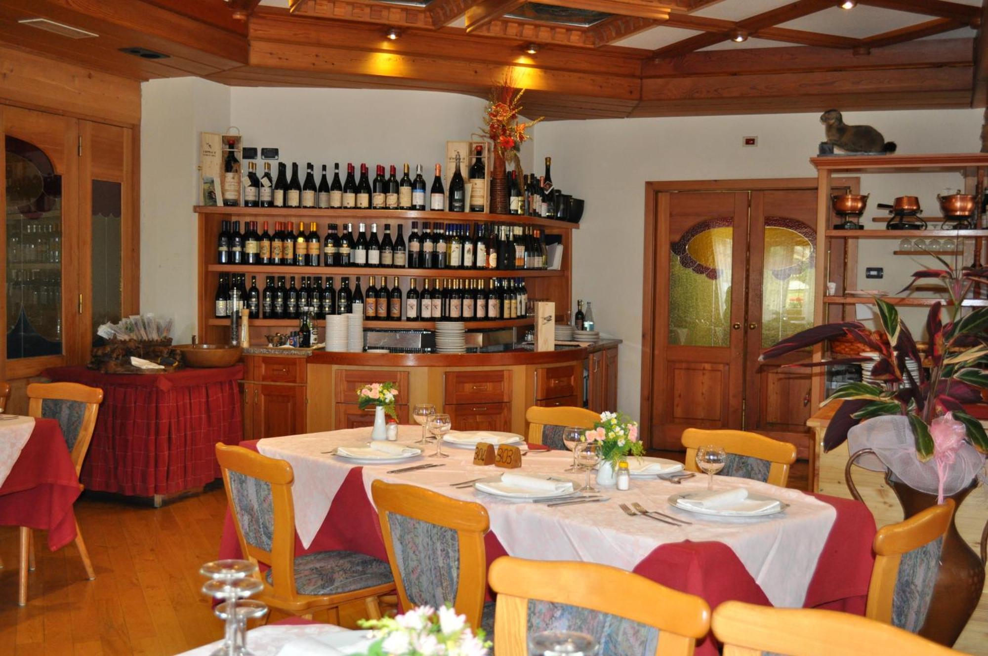 Hotel Tourist Valtournenche Extérieur photo