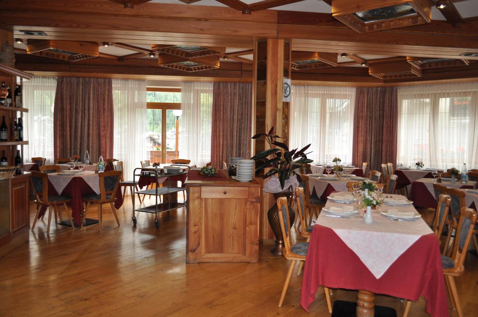 Hotel Tourist Valtournenche Extérieur photo