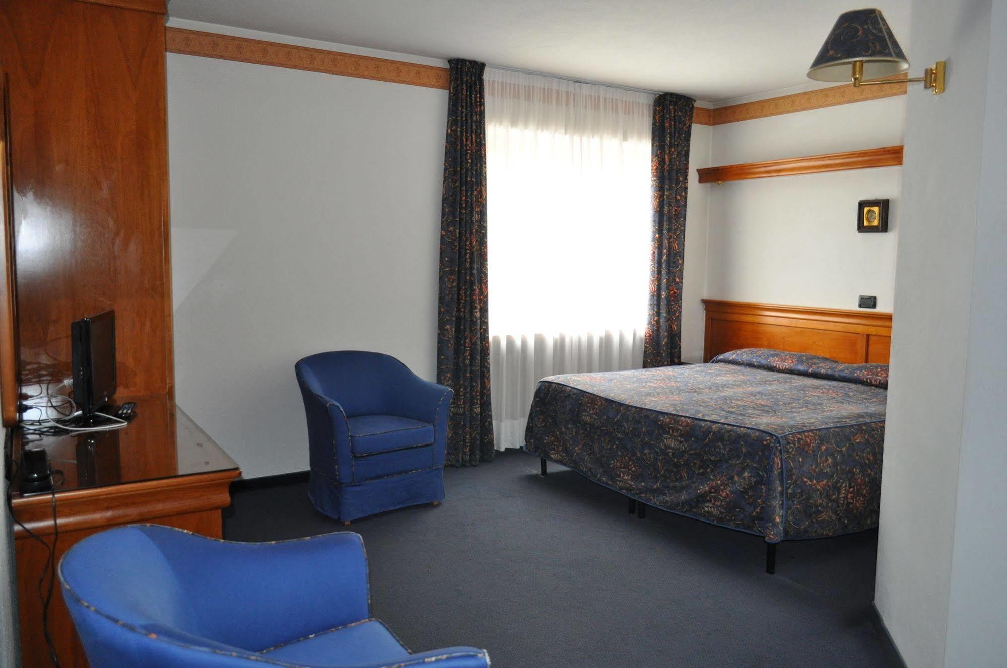 Hotel Tourist Valtournenche Extérieur photo