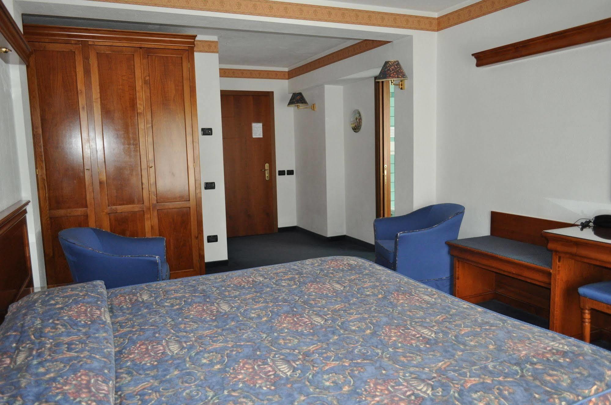 Hotel Tourist Valtournenche Extérieur photo